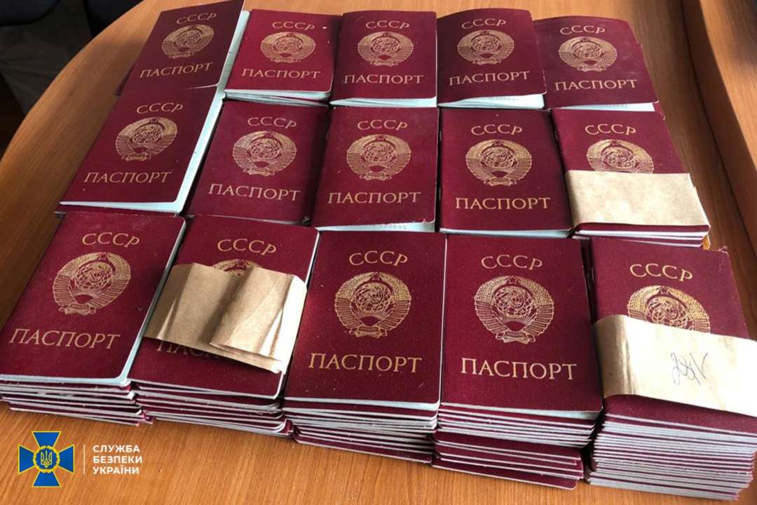 Окупанти планували роздавати радянські паспорти в Київській області