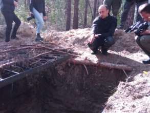 На Харківщині окупанти кинули зв'язаних чоловіків у чотириметрову яму/Фото: Поліція На Харківщині окупанти кинули зв'язаних чоловіків у чотириметрову яму/Фото: Поліція