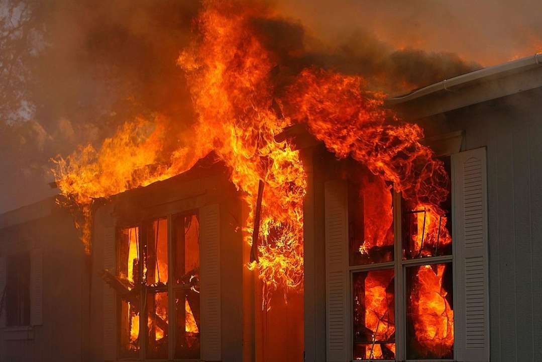 Украинец решил сжечь дом, чтобы не делить его с женой при разводе/Фото: Getty Images Украинец решил сжечь дом, чтобы не делить его с женой при разводе/Фото: Getty Images