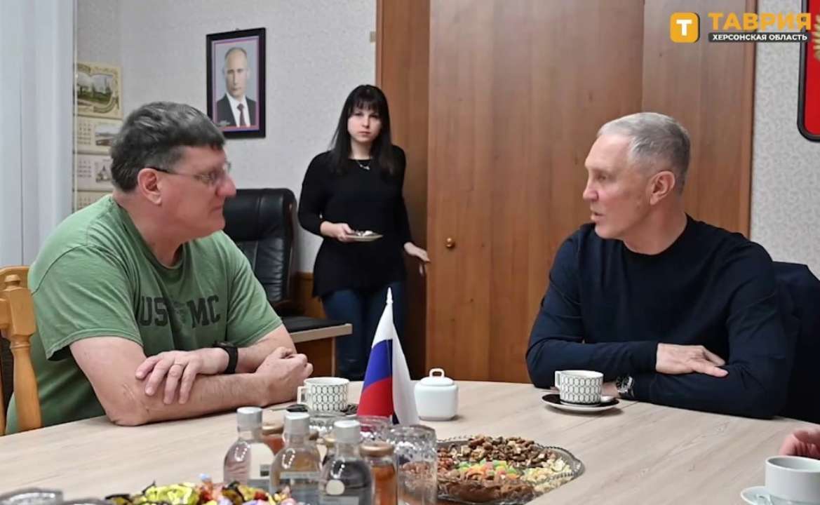 рф привезла на Херсонщину бывшего осужденного разведчика и пропагандиста Скотта Риттера/ Фото: Telegram рф привезла на Херсонщину бывшего осужденного разведчика и пропагандиста Скотта Риттера
