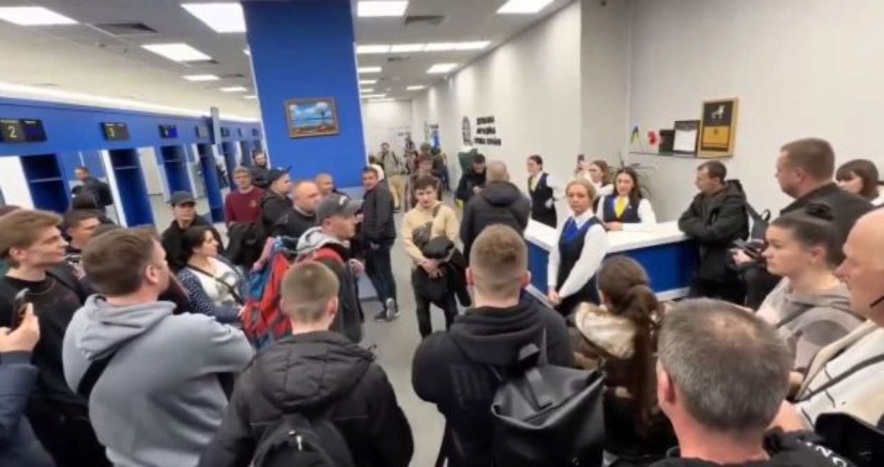 Украинцы в Польше устроили бунт после запрета выдачи документов/Фото: скриншот "Иди сама служи": украинцы устроили бунт в Польше из-за запрета консульских услуг