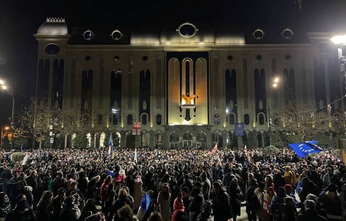 В Тбилиси продолжаются митинги. После силового разгона последней акции людей собралось еще больше, чем вчера/Фото: Tsaplienko В Тбилиси продолжаются митинги. После силового разгона последней акции людей собралось еще больше, чем вчера