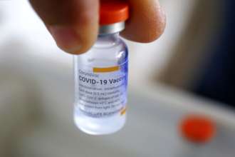 Ученые обнаружили, что бустерная доза вакцины CoronaVac недостаточно защищает от "Омикрона" / Фото: Leopoldo Smith Murillo / Getty Images Трех доз вакцины CoronaVac недостаточно против "Омикрона" — исследование