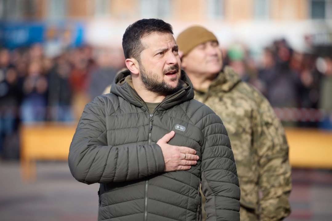 Куртка за 237 долларов и футболка за 400 грн: украинцы отреагировали на образ Зеленского в Херсоне
