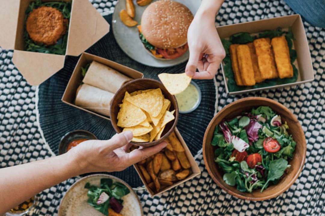 15 вредных продуктов, которые нужно исключить из рациона / Фото: Getty Images 15 продуктов, которые вредят вашему организму: список