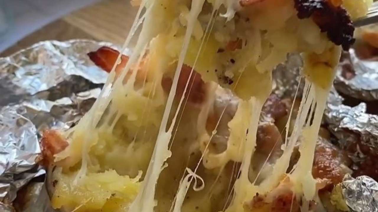 Картофель с беконом и моцареллой Картофель с беконом и моцареллой. Видеорецепт