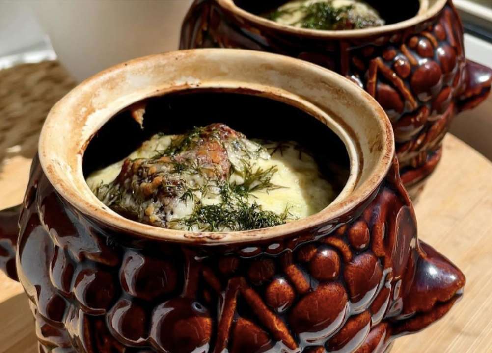 Блогерка показала, як приготувати печінку в глечиках / Фото: instagram/vistovska_cooking