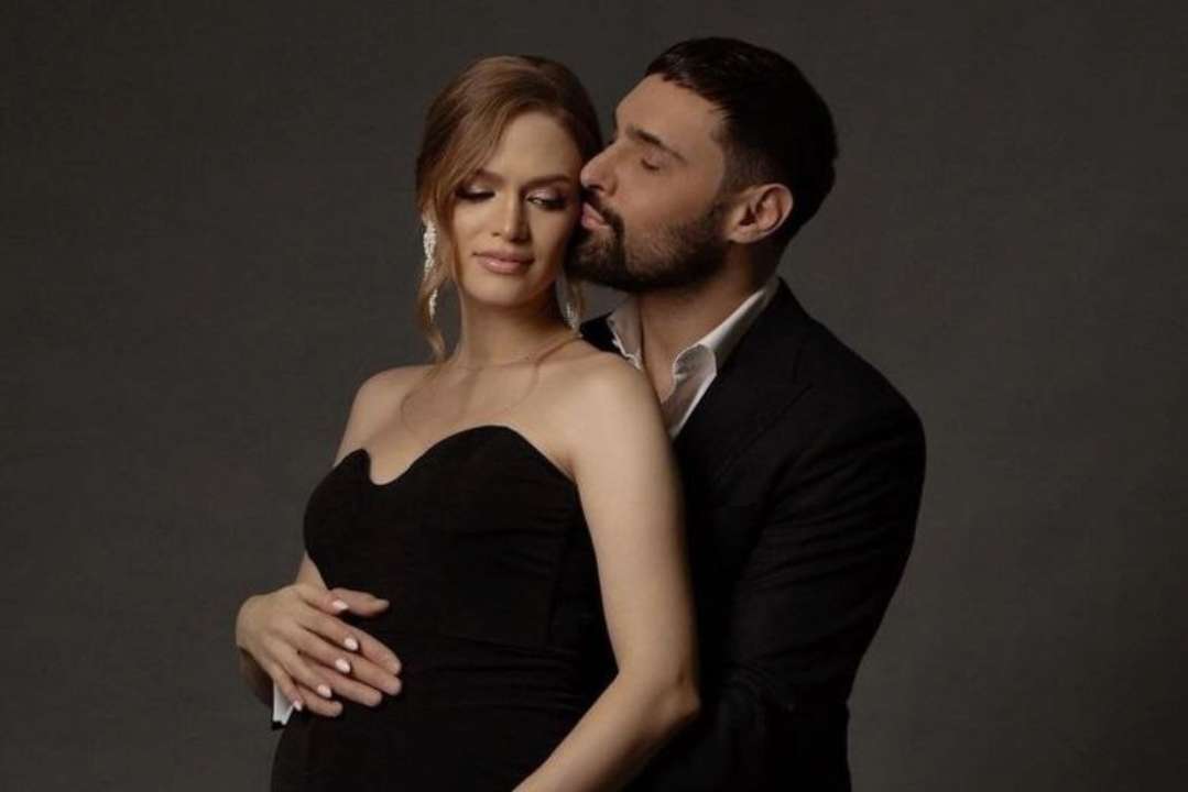 Козловский поделился редкими фотографиями с женой / Фото: Instagram/vkozlovsky_music "Моя!": Виталий Козловский поделился редкими фотографиями с женой во время беременности