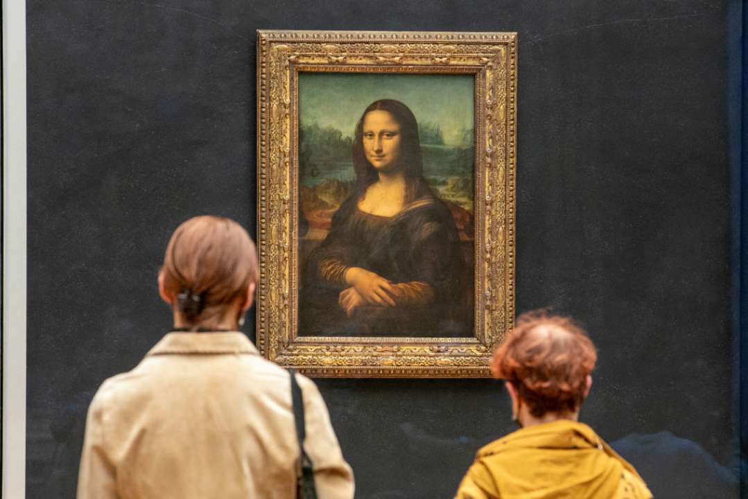 Исследовательница заявила, что нашла место, где нарисована "Мона Лиза"/Фото: Marc Piasecki/Getty Images Зрители смотрят на Мону Лизу в музее