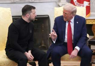 Ведьма предвидела, прекратят ли США помощь/Фото: Andrew Harnik/Getty Images Ведьма Frau Laska предвидила, остановят ли США помощь Украине в ближайшее время