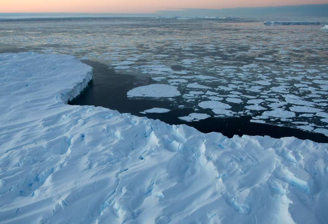 Фото: Getty Images/Pool Размером как пять столиц Украины: от Антарктиды откололся самый большой в мире айсберг