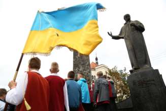 Як в Україні з грудня змінилися, зарплати, пенсії, тарифи та соцвиплати/фото: Adam Berry/Getty Images Зарплата, податки, вакцинація і карантин: що зміниться в Україні у грудні