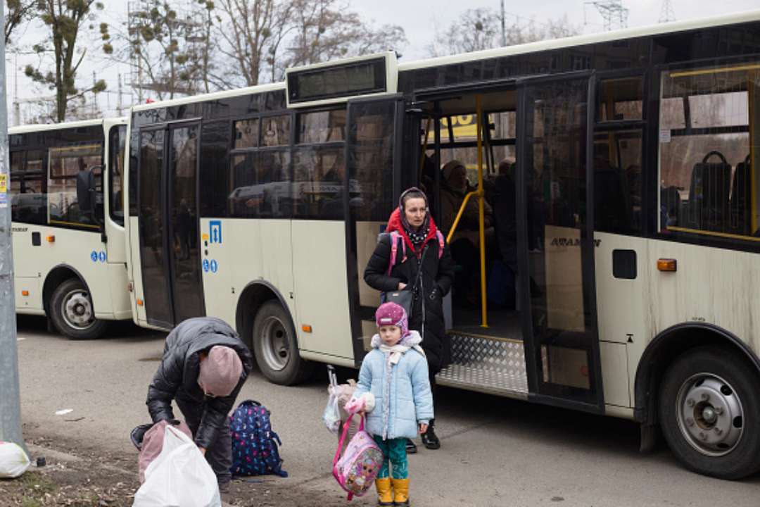 Із Маріуполя вже виїхало 2 тисячі легкових машин/Фото: Anastasia Vlasova/Getty Images Евакуація продовжується: з Маріуполя вже виїхало 2 тисячі легкових машин