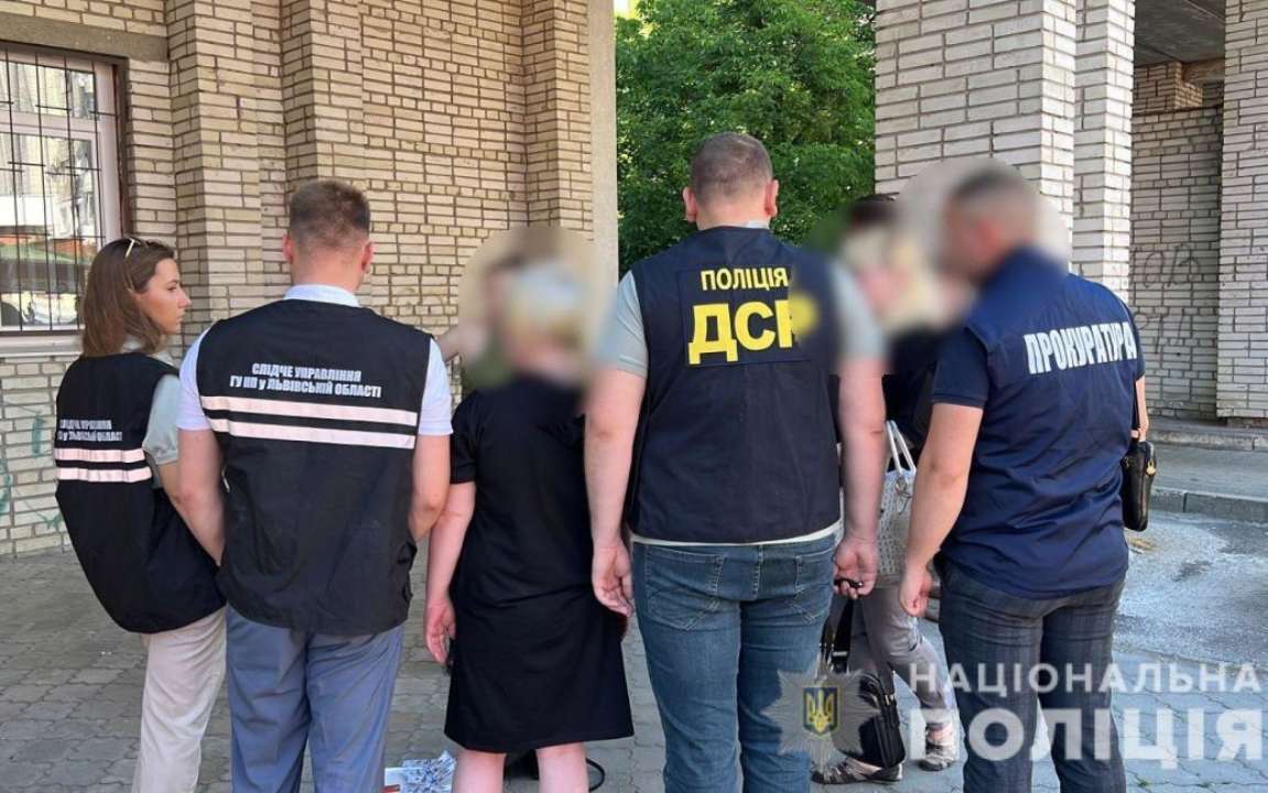 Во Львове россиянка организовывала незаконное пересечение границы для мужчин за 1000 долларов/Фото: Главное управление Национальной полиции во Львовской области Во Львове гражданка россии обещала мужчинам призывного возраста выезд за границу