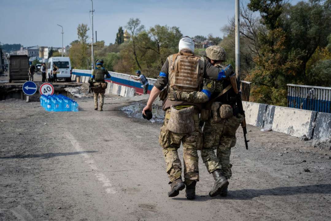 Жорін показав, як окупанти кидають своїх поранених побратимів на полі бою/Фото: Getty Images