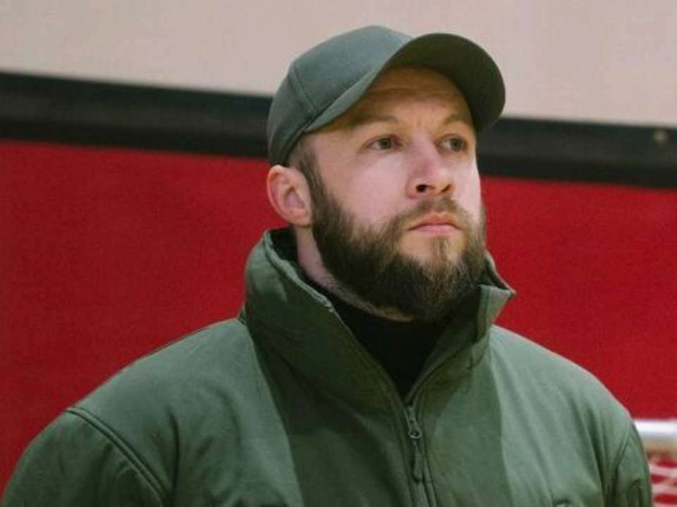 По мнению Максима Жорина, только сила поможет поставить окончательную точку Жорин: Мне жаль людей, которые думают, что танцы, пение и тотальная любовь могут что-то спасти