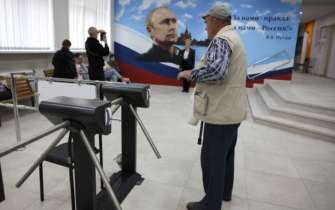 Спецотряды из Кремля прибыли на оккупированные территории Украины, чтобы курировать фальсификации на путинских "выборах"/Фото: Associated Press На ВОТ прибыли спецотряды из кремля, чтобы "рисовать" результат выборов для путина — ГУР