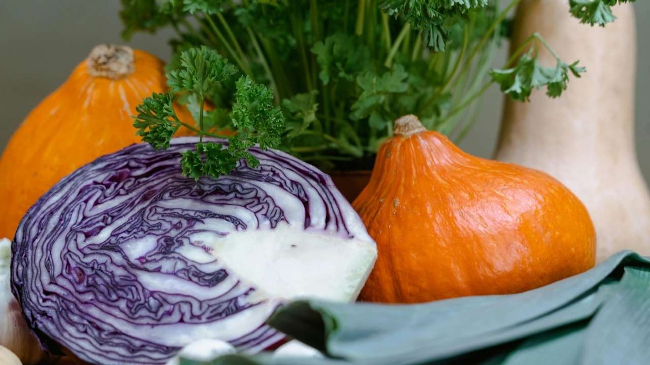 Продукты, которые нужны для употребления в осенний период / Фото: Pexels Питание осенью: 15 продуктов, которые стоит добавить в свой рацион