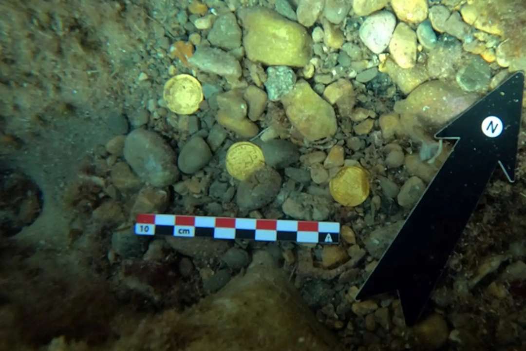 В Іспанії дайвери знайшли в морі десятки золотих римських монет