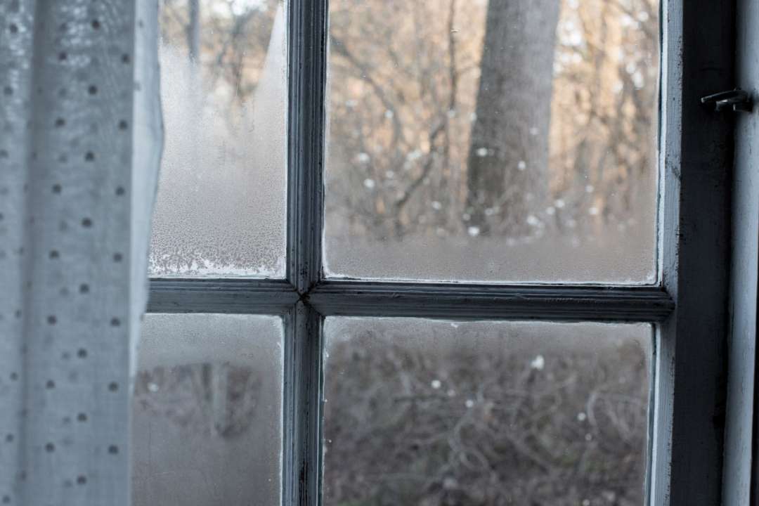 Почему запотевают окна в квартире/Фото: Unsplash Почему запотевают окна в квартире
