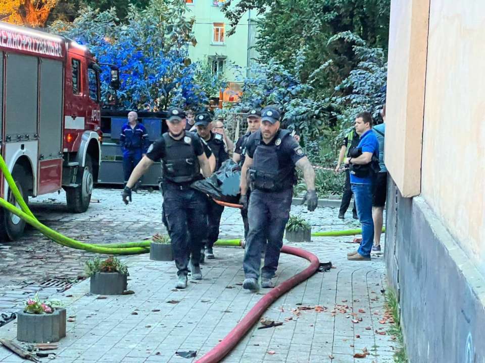Росіяни завдали ракетного удару по багатоквартирному будинку у Львові/Фото: Андрій Садовий у Telegram Поліцейські несуть труп