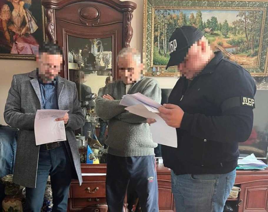 ДБР підозрює екскомандира в/ч з Дніпра у сприянні незаконному захопленню нерухомості на набережній