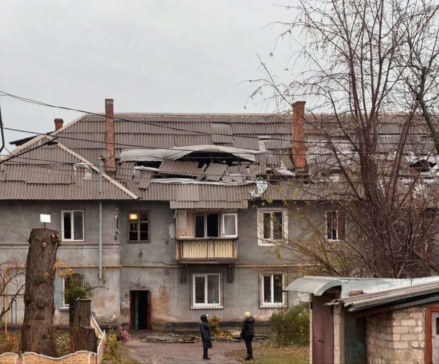 Две женщины – в тяжелом состоянии. У одной – резаные раны головы, у другой – осколочное ранение живота