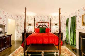 Дім Маккалістерів з новорічного фільму можна орендувати/Фото: Airbnb Не сам удома: будинок Маккалістерів з відомого фільму можна орендувати на новорічні свята