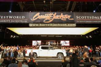 Два пикапа Toyota продали на аукционе за 1,2 млн долларов/Фото: Barrett-Jackson Barrett-Jackson