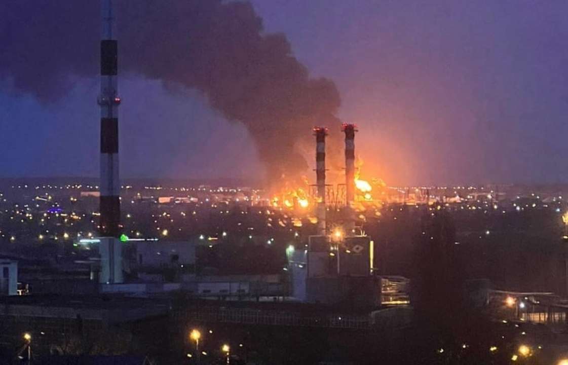 У російському Бєлгороді загорілась нафтобаза: місцева влада звинувачує Україну