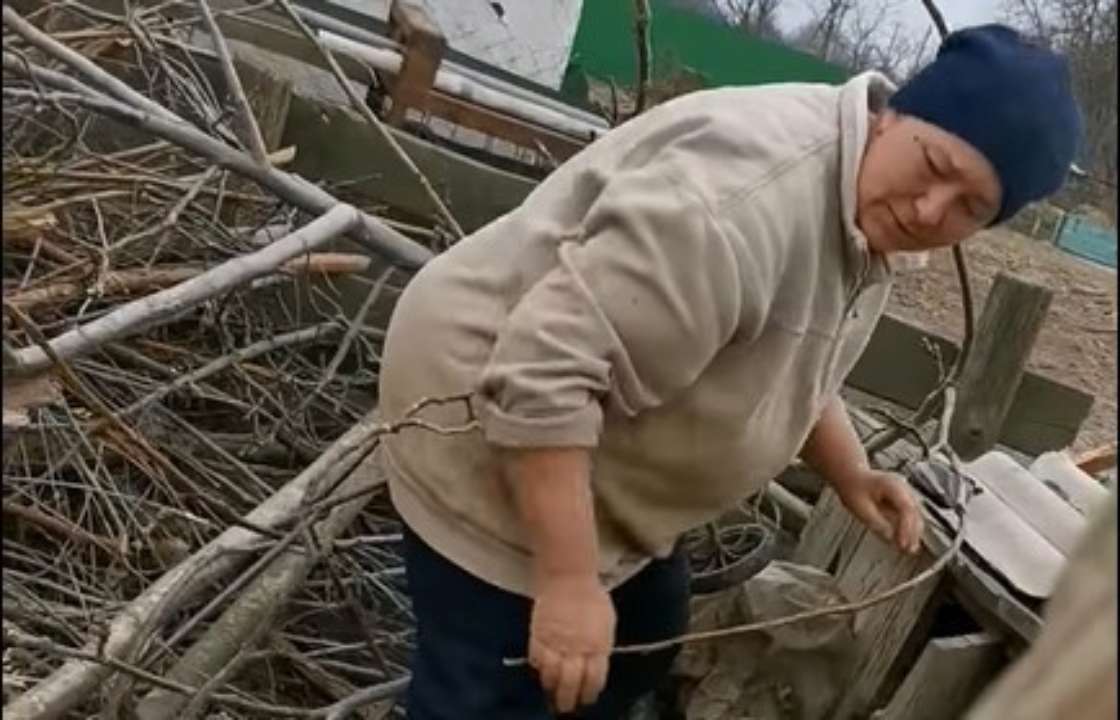 Смелая женщина отобрала у оккупантов ящик боеприпасов/Фото: скриншот из видео ВСУ