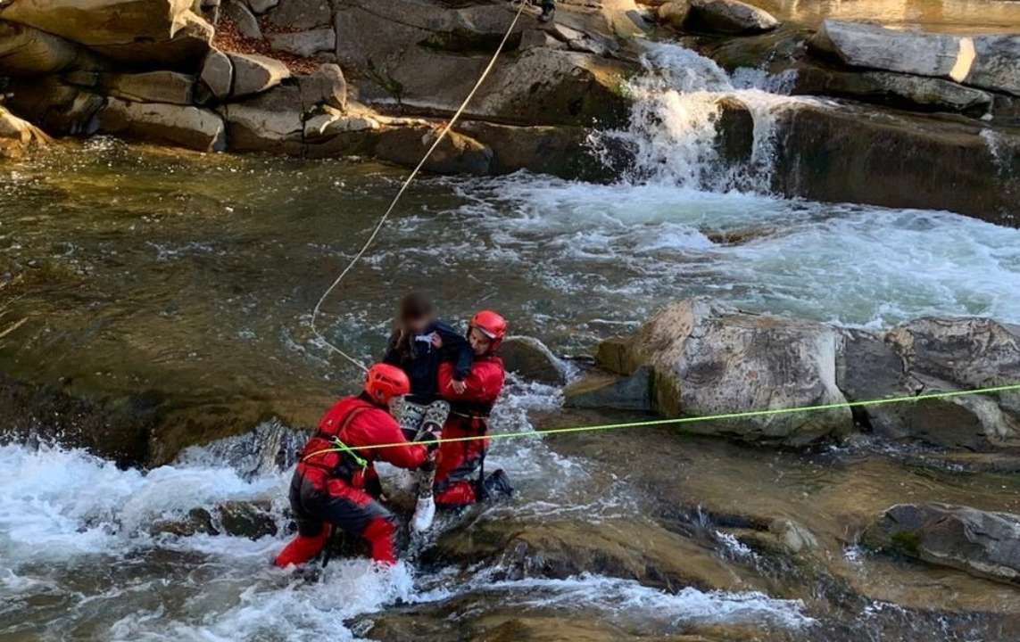 В Карпатах мужчины застряли у водопада, пытаясь спасти ребенка/Фото: ГСЧС В Карпатах мужчины застряли у водопада, пытаясь спасти ребенка/Фото: ГСЧС