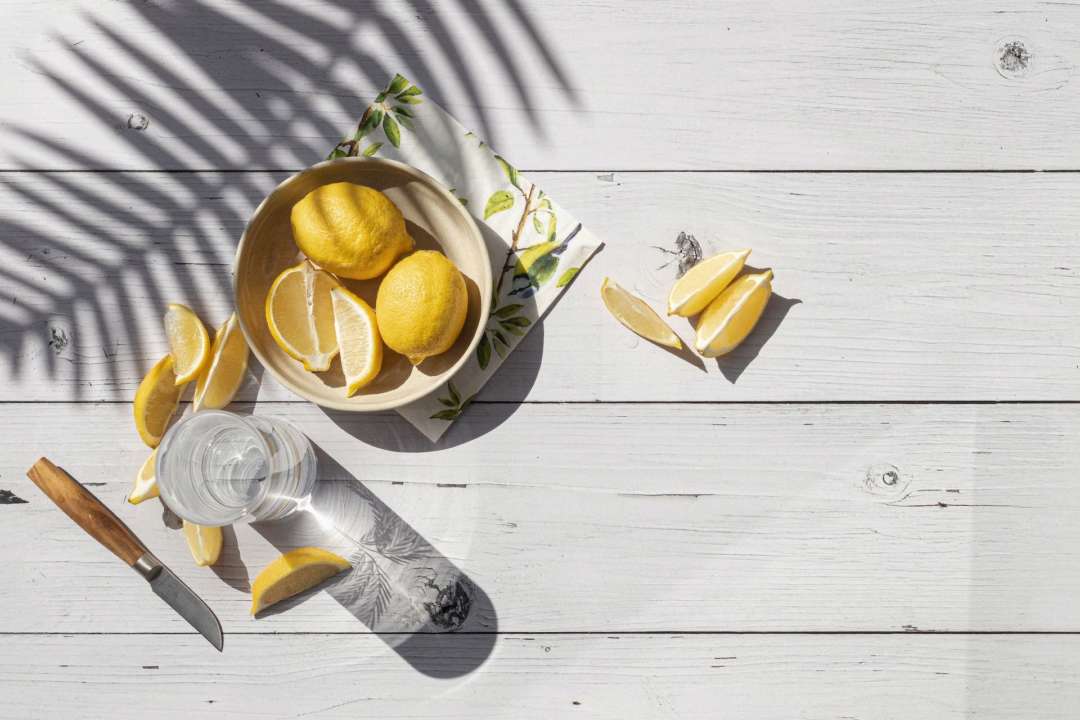 Чому не можна пити натщесерце воду з лимоном. Фото: Unsplash вода з лимоном