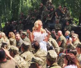 Оля Полякова после бессонной ночи в подвале похвасталась подарком от пограничников/Фото: Instagram Оля Полякова после бессонной ночи в подвале похвасталась подарком от пограничников/Фото: Instagram