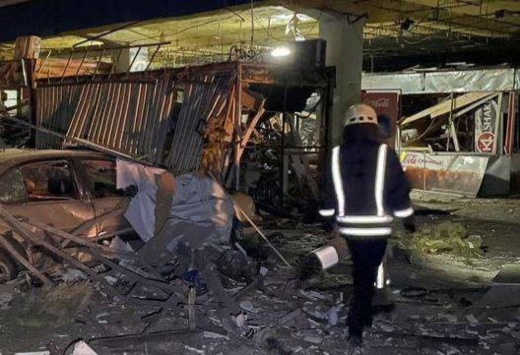 Оккупанты ударили ракетами по Днепру/Фото: Днепропетровская ОВА Спасатель на месте ракетного удара