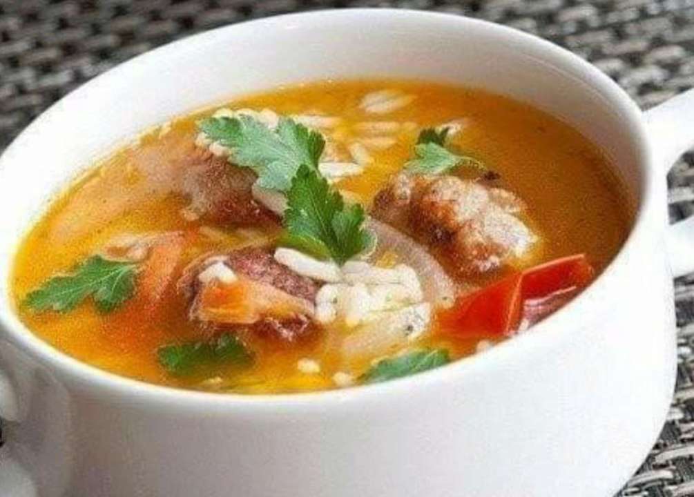 Фото с ТГ-канала Український кулінар | Рецепти Сытно, полезно, вкусно: простой рецепт рисового супа с куриным филе