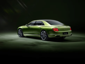 Фото: Bentley Bentley представила обновленный потрясающий седан Flying Spur: фото зеленого красавца