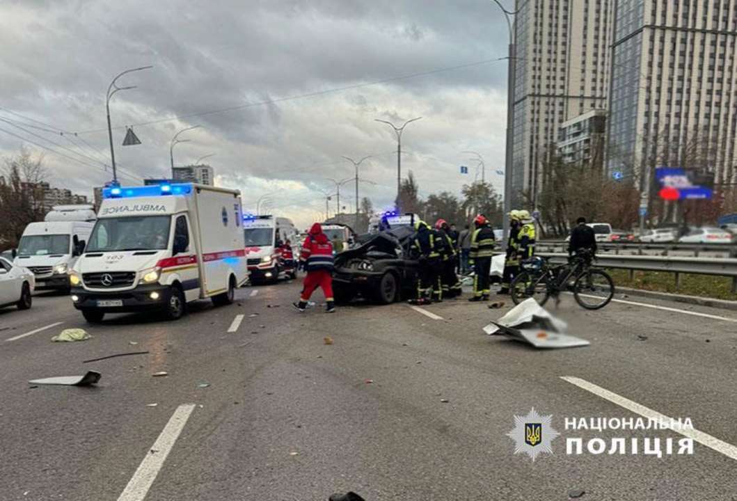На окраине Киева ДТП с участием автобуса и грузовика/Фото: UA.KyivPolice На окраине Киева ДТП с участием автобуса и грузовика, есть погибший