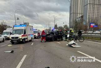 На околиці Києва ДТП за участю автобуса й вантажівки/Фото: UA.KyivPolice На околиці Києва ДТП за участю автобуса й вантажівки, є загиблий