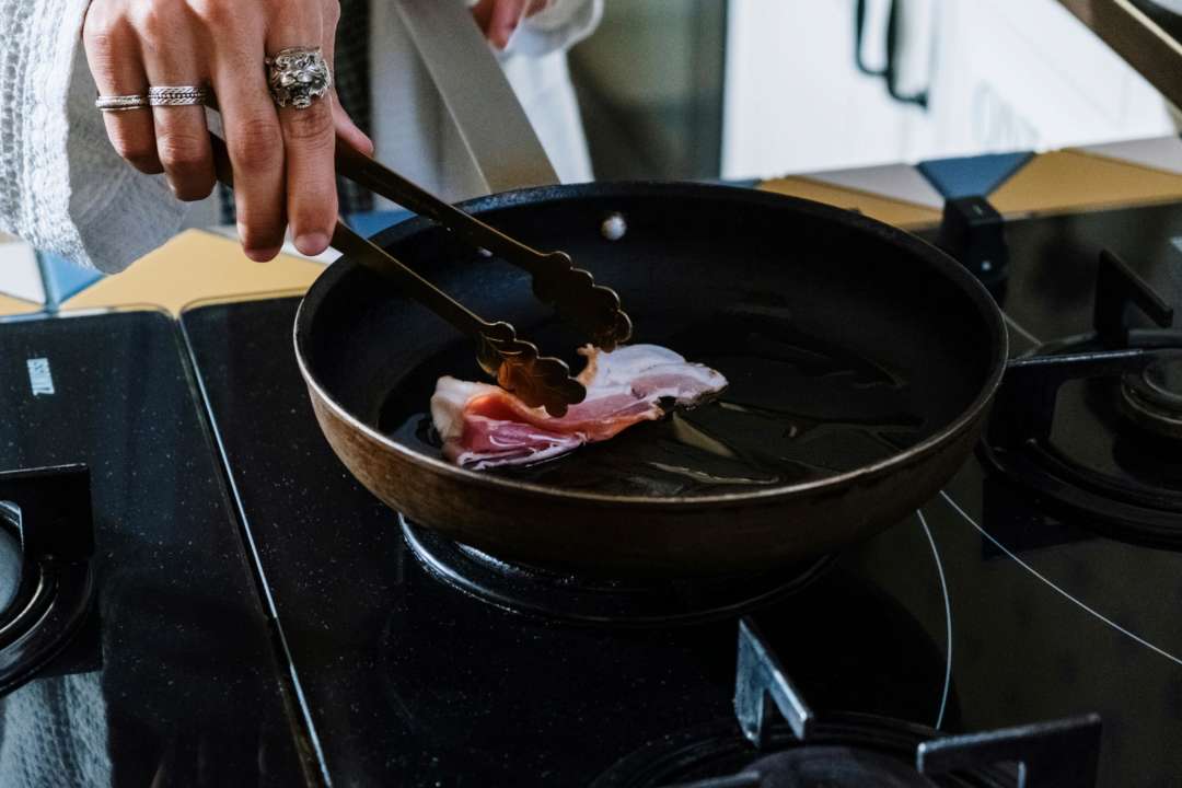 Масло брызгает из-за жидкости, которую выделяют продукты во время приготовления/Фото: pexels Что сделать перед жаркой чтобы избежать брызг масла
