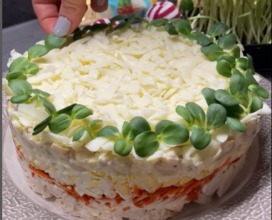Рецепт салата с курицей, морковью по-корейски и моцареллой / Фото: скриншот из видео Настоящее "Распутство": рецепт салата с курицей, морковью по-корейски и моцареллой