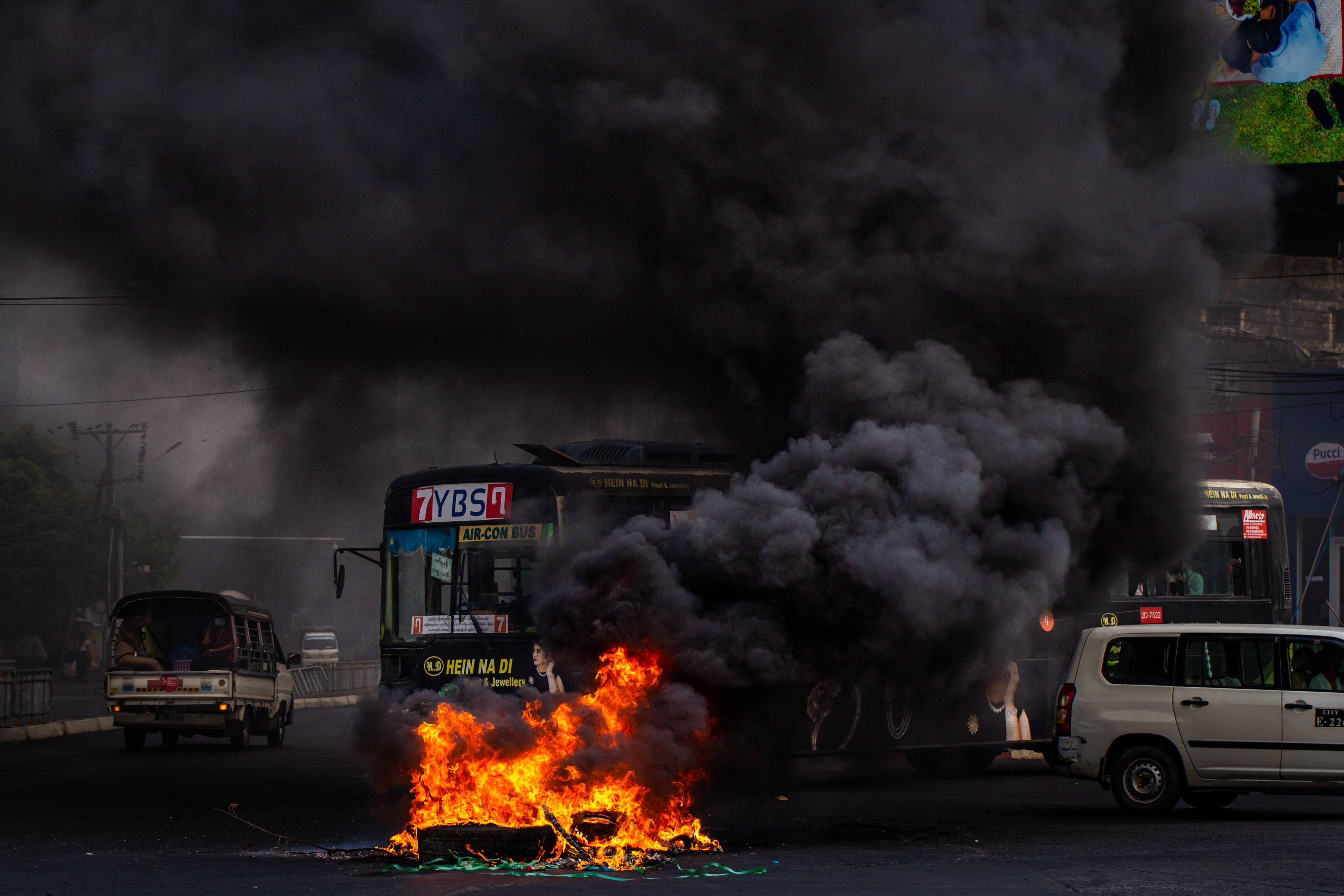 Протесты в Мьянме. Фото: Getty Images Протесты в Мьянме: митингующие пишут лозунги крашанках