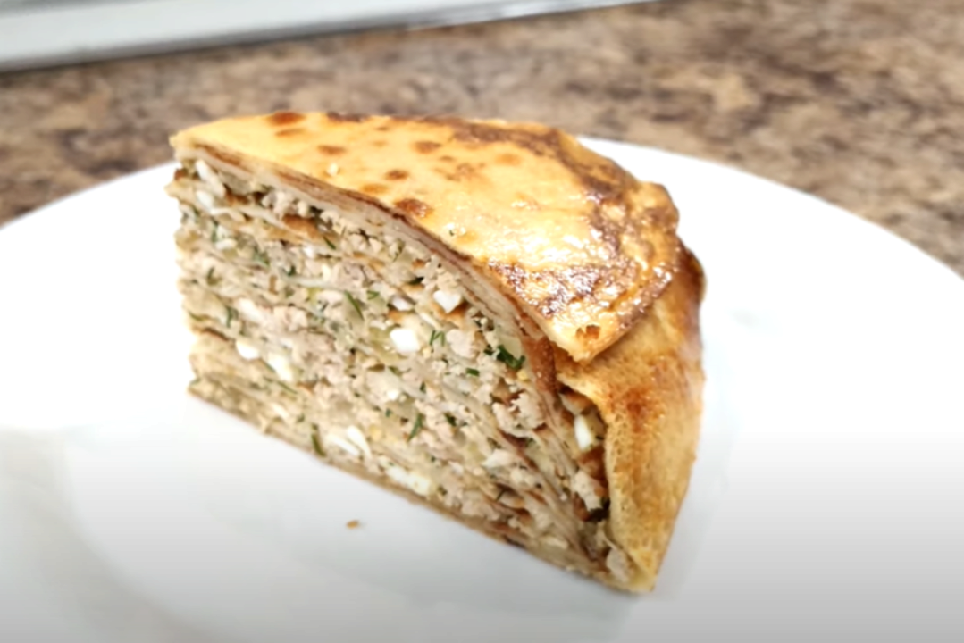 Необычные рецепты: как приготовить блинный пирог с мясом и рисом