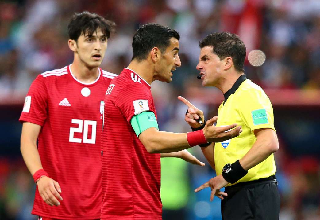 Спор футболистов с судьей