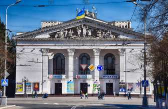 Оккупанты устроили выступление китайской певицы в руинах Драмтеатра / Фото: Getty Images Танцы на костях: оперная певица из Китая спела "Катюшу" в Мариуполе. Видео
