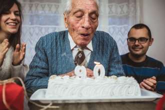 Вітання дідуся з днем народження / Фото: Getty Images Вітання з днем народження дідуся: проза, вірші, листівки