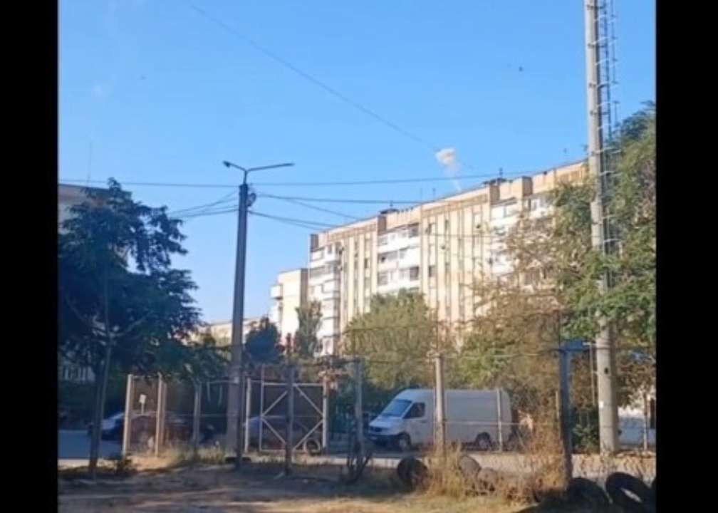 У Мелітополі пролунали вибухи/Фото: скрін відео "ППО не встигає працювати": в тимчасово окупованому Мелітополі пролунали вибухи