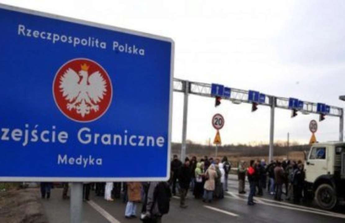 У пункті пропуску "Шегині-Медика" відновлено рух вантажівок