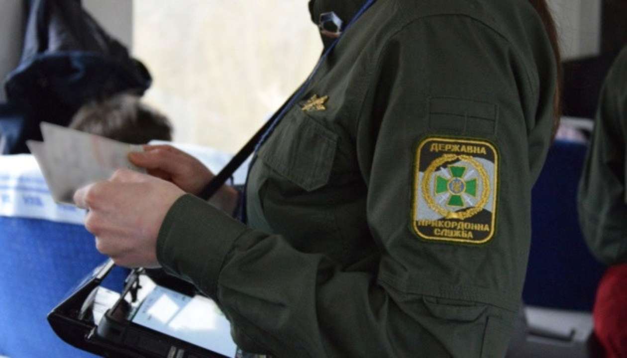 Прикордонники почали перевіряти чоловіків при виїзді з України через реєстр військовозобов’язаних/Фото: ДПСУ ДПСУ почала використовувати реєстр "Оберіг", щоб посилити протидію незаконному виїзду за кордон
