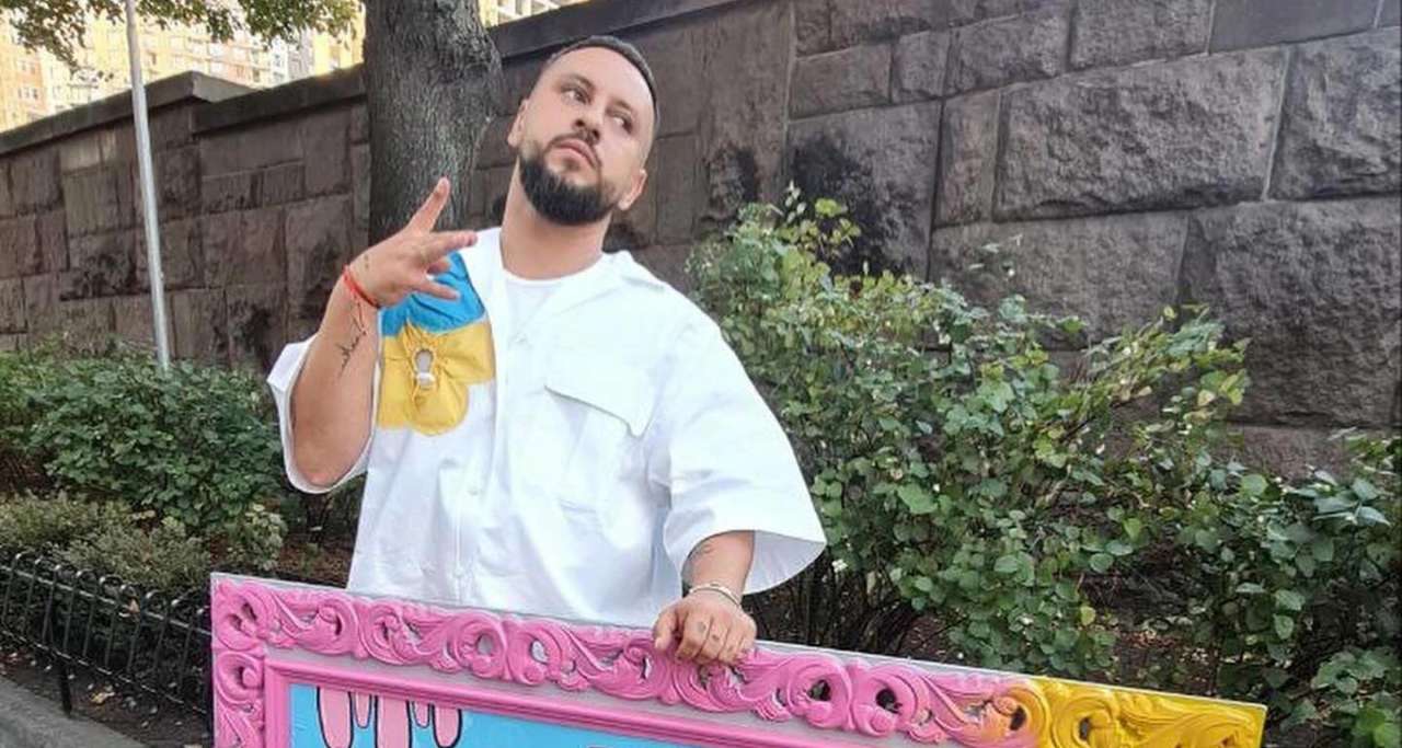 MONATIK занурює у світ емоцій: прем'єра кліпу "Назавжди" в атмосфері Будинку Мороза